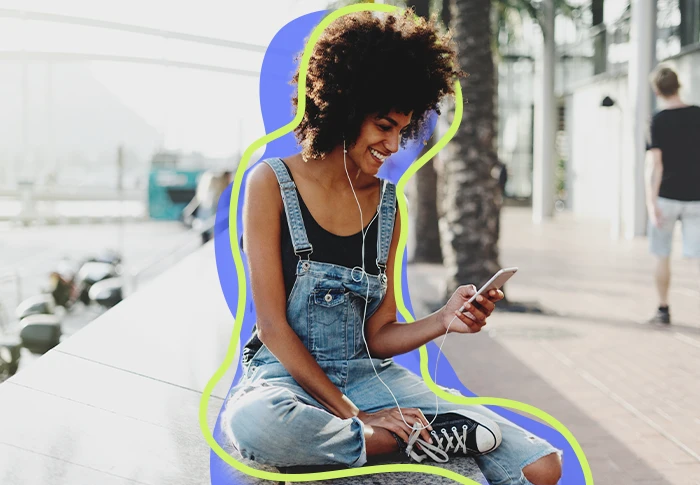 Mulher jovem usando o celular